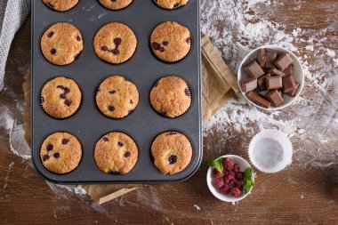 Ahududu, beyaz krema ve çikolata krema ile lezzetli aromalı cupcake.