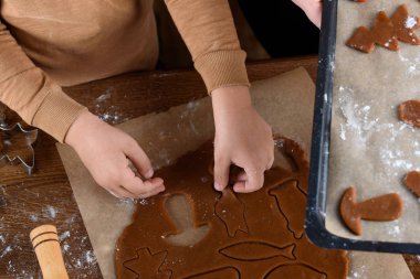 Fındıklı kokulu zencefilli kurabiyeler. Zencefilli çörek pişirme işlemi.
