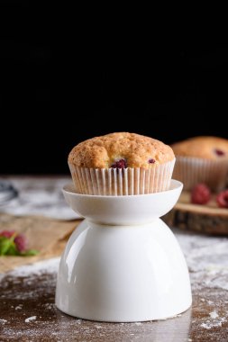 Ahududu, beyaz krema ve çikolata krema ile lezzetli aromalı cupcake.