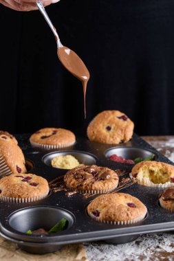 Ahududu, beyaz krema ve çikolata krema ile lezzetli aromalı cupcake.