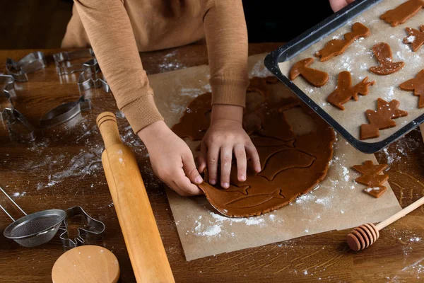 Biscotti di pan di zenzero fragranti con noci. Il processo di cottura del pan di zenzero . — Foto Stock