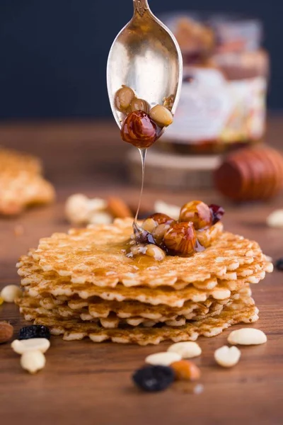Вкусный и здоровый мед с орехами на столе . — стоковое фото