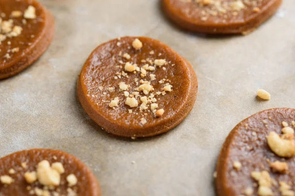 Galletas de jengibre fragantes con nueces. El proceso de hornear pan de jengibre. Copiar espacio para texto, vista superior de la tabla . — Foto de Stock