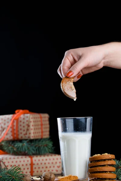 Ett glas färskt Molokoven med läckra hembakade kakor — Stockfoto