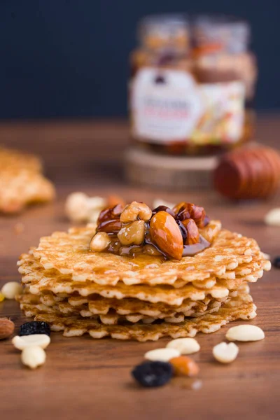 Miel sabrosa y saludable con nueces sobre la mesa . — Foto de Stock