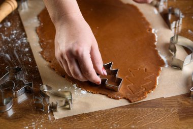 Fındıklı kokulu zencefilli kurabiyeler. Zencefilli çörek pişirme işlemi.