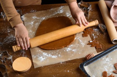 Fındıklı kokulu zencefilli kurabiyeler. Zencefilli çörek pişirme işlemi.