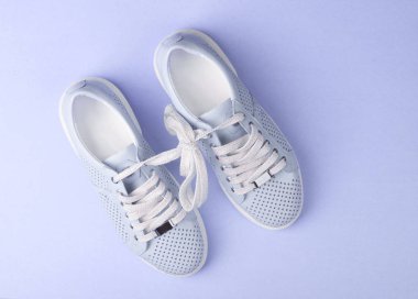 Renkli bir arka plan üzerinde spor ayakkabılar. Yukarıdan görüntüle.