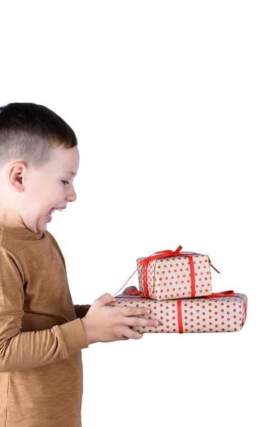 Criança segurando caixa de presente de Natal na mão. Isolado sobre fundo branco — Fotografia de Stock