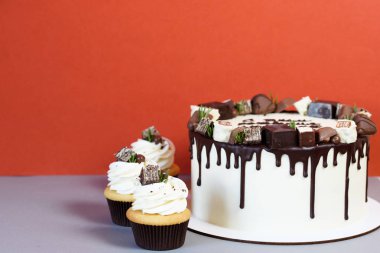 Kırmızı bir arka plan üzerinde dekor ve çikolata ile güzel festival kek.