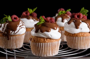 Cupcakes yapma süreci, bir pasta şefi elinde bir pasta torbası ndan bir krem kaplama.