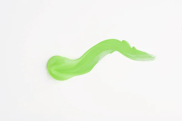 Mooie penseelstreek van groene aquarel verf op een witte achtergrond — Stockfoto