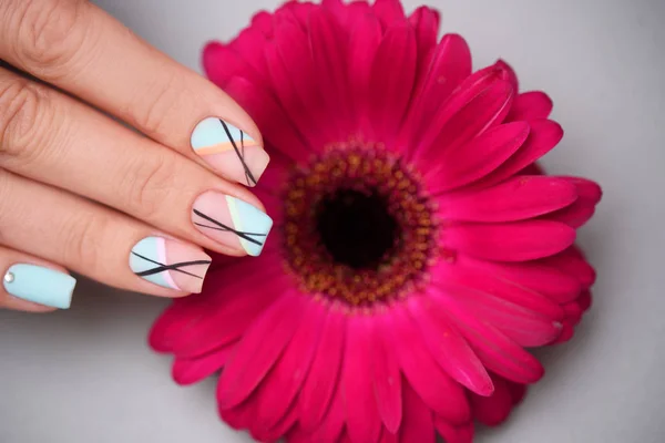 Wielki manicure z kwiatem w salonie piękności, zbliżenie — Zdjęcie stockowe