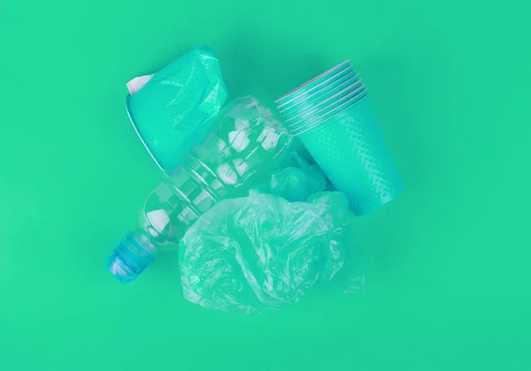 Tema Eco. Bicchieri di plastica e cannucce su uno sfondo luminoso . — Foto Stock