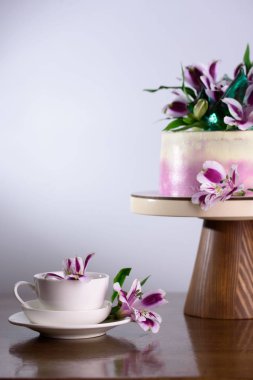 Taze çiçeklerle süslenmiş güzel bir tatil pastası.