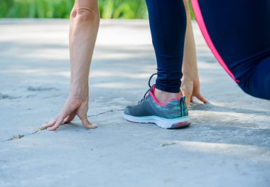 Kız bir yaz günü parkta spor için gider.