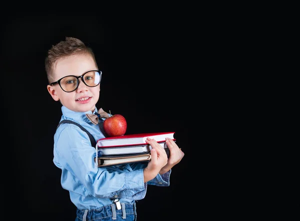 Joyeux petit garçon souriant sur fond noir. Je regarde la caméra. Concept scolaire — Photo