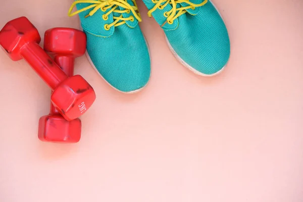 Красные гантели и синие спортивные кроссовки на светлом фоне — стоковое фото