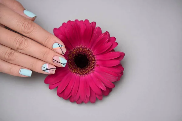 Geweldige manicure met bloem in schoonheidssalon, close-up — Stockfoto