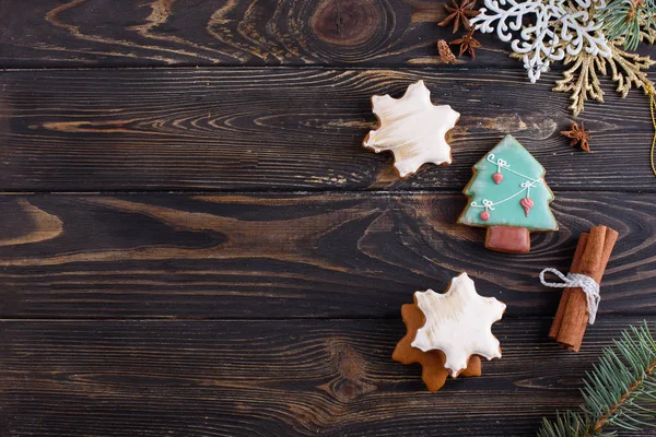 Рождественское пряничное печенье на деревянном фоне с ароматным кофе и коричными палочками — стоковое фото