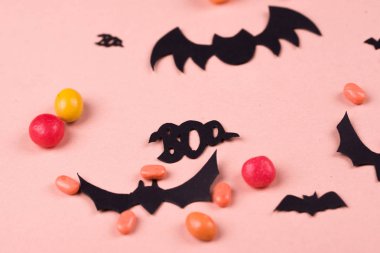 Cadılar Bayramı parti içeriği. Düz bir arka plan üzerinde farklı boyutlarda siyah yarasalar.