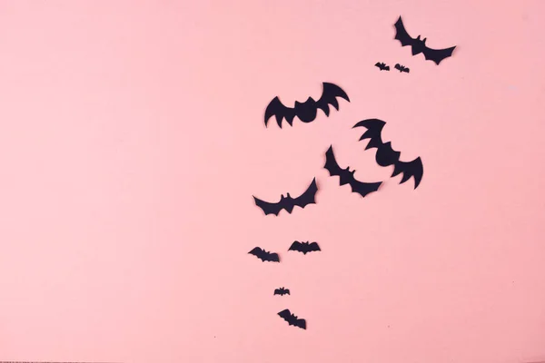 Contenido de fiesta de Halloween. Murciélagos negros de diferentes tamaños sobre un fondo liso . — Foto de Stock
