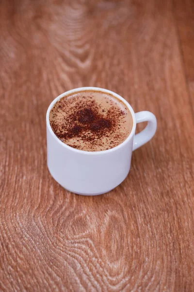 Christmas gingerbread cookies on a wooden background with aromatic coffee and cinnamon sticks — Stock Photo, Image