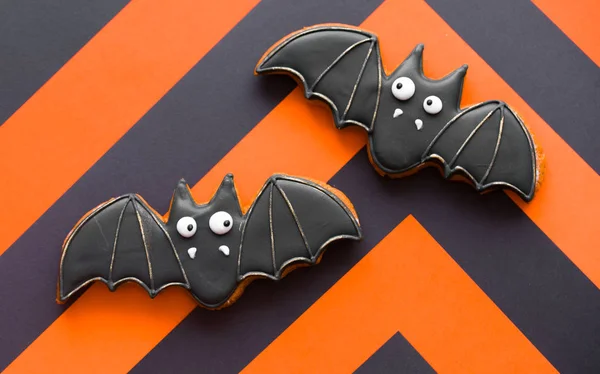 Cadılar Bayramı conten partiler ve süslemeler. Siyah-turuncu arka plan ve zencefilli kurabiye.