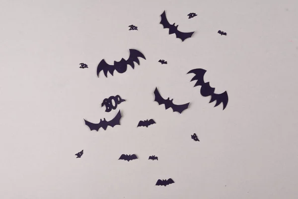 Conteúdo da festa de Halloween. Morcegos pretos de tamanhos diferentes em um fundo liso . — Fotografia de Stock
