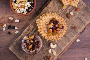 Çikolatalı gevrek top farklı kahvaltı özniteliklere sahip tarafından yapılan kahvaltı kelime