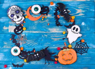 Cadılar Bayramı parti içeriği. Ahşap arka planda Cadılar Bayramı zencefilli kurabiye.