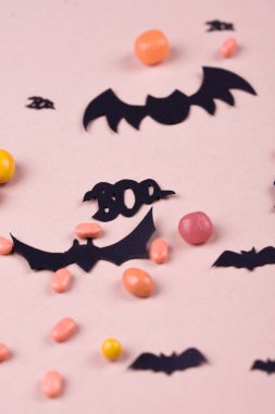 Cadılar Bayramı parti içeriği. Düz bir arka plan üzerinde farklı boyutlarda siyah yarasalar.