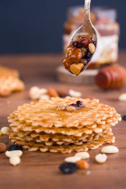 Çikolatalı gevrek top farklı kahvaltı özniteliklere sahip tarafından yapılan kahvaltı kelime