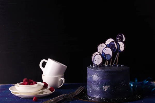 Sabroso pastel relleno con frambuesas y aguacate, postre. Vacaciones — Foto de Stock