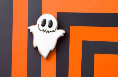 Cadılar Bayramı conten partiler ve süslemeler. Siyah-turuncu arka plan ve zencefilli kurabiye.