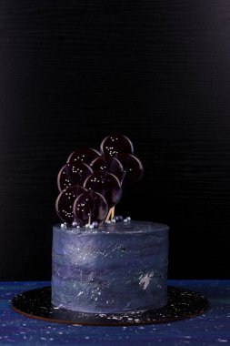 Ahududu ve avokado ile doldurulmuş lezzetli kek, tatlı. Tatil