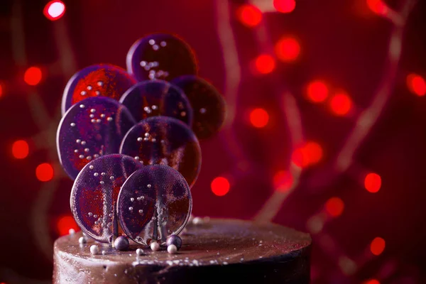 Lollipops lindos e brilhantes com um tom vermelho e luzes — Fotografia de Stock