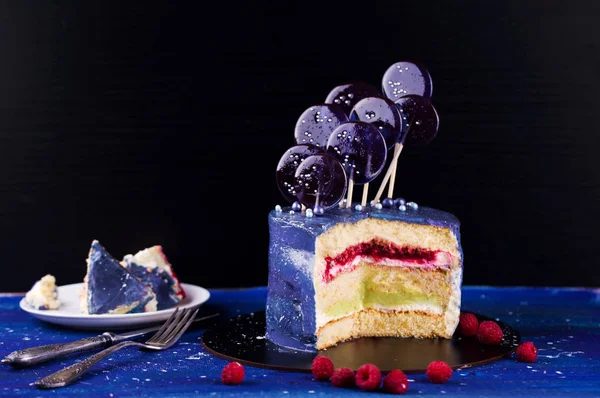 Tasty cake stuffed with raspberries and avocado, dessert. Holidays — Stock Photo, Image