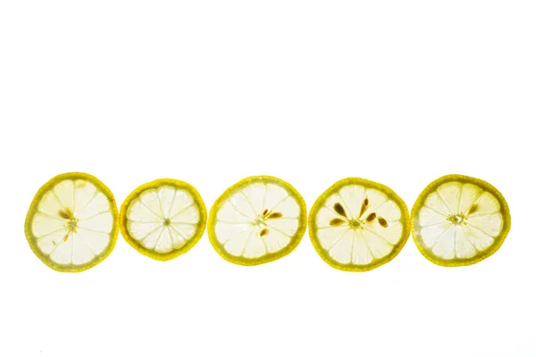 Citron frais tranché isolé sur fond blanc . — Photo