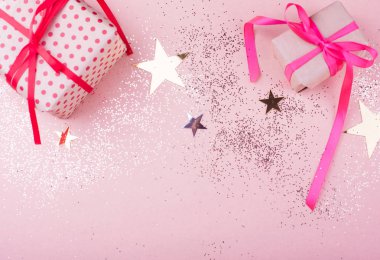 Güzel pembe bir arka plan üzerinde Hediye kutusu . Tatil konsepti