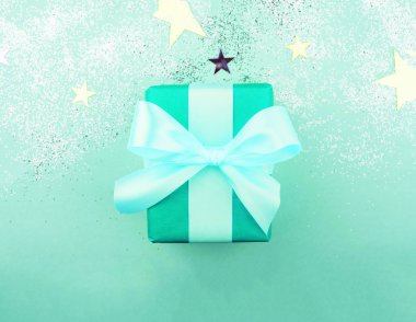 Güzel bir nane arka plan üzerinde Hediye kutusu . Tatil konsepti