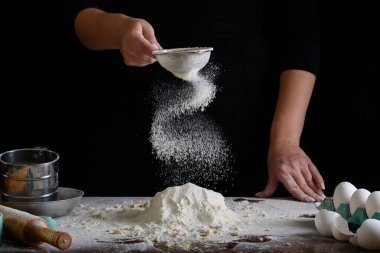 Cupcakes yapma süreci, bir pasta şefi elinde bir pasta torbası ndan bir krem kaplama.