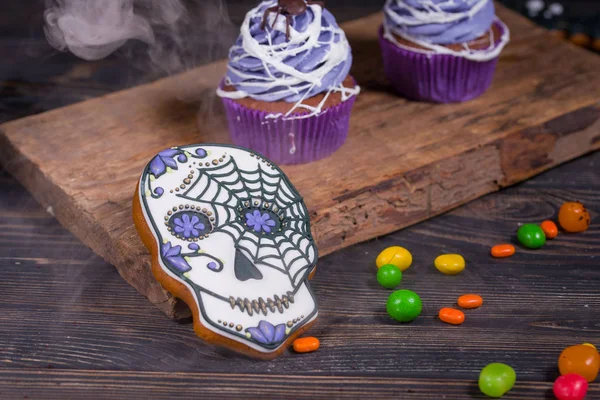할로윈 파티와 장식 개념. 할로윈 컵 케이크와 색깔의 과자 — 스톡 사진