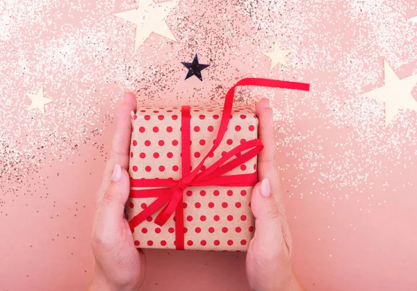 精美粉红色背景上的礼品盒。假日理念 — 图库照片