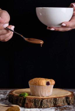 Cupcakes yapma süreci, bir pasta şefi elinde bir pasta torbası ndan bir krem kaplama.
