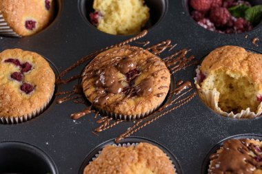 Cupcakes yapma süreci, bir pasta şefi elinde bir pasta torbası ndan bir krem kaplama.