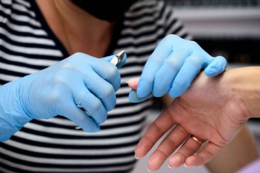 Güzellik salonunda manikür işlemi, kapatın.