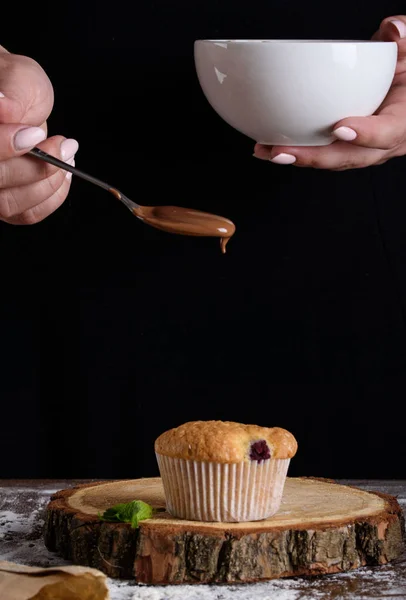 El proceso de hacer magdalenas, recubrimiento de una crema de una bolsa de pastelería en manos de un chef de pastelería . — Foto de Stock