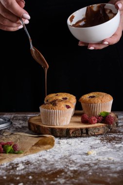 Cupcakes yapma süreci, bir pasta şefi elinde bir pasta torbası ndan bir krem kaplama.