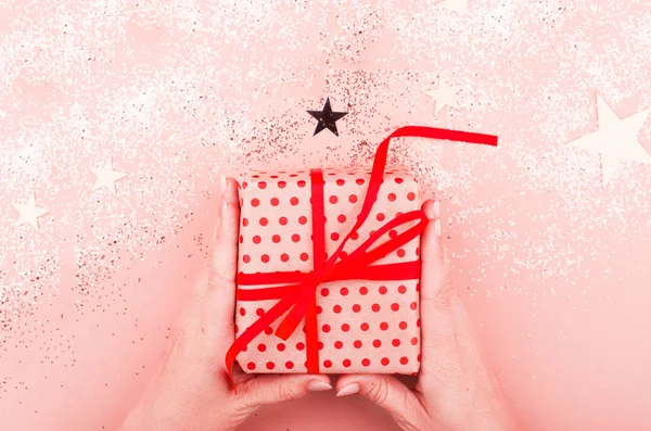 精美粉红色背景上的礼品盒。假日理念 — 图库照片